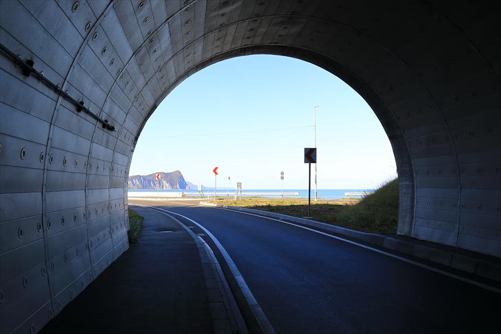 畚部岬のトンネル