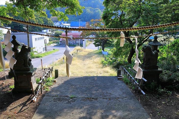 忍路神社の参道